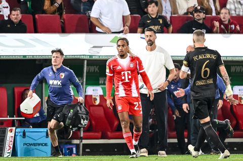 Bayern-Profi Sacha Boey (M.) sah für sein Foul an Augsburgs Robin Fellhauer Gelb. Foto: Harry Langer/dpa