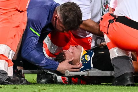 Robin Fellhauer vom FC Ausgburg liegt auf einer Trage und ist umringt von Sanitätern