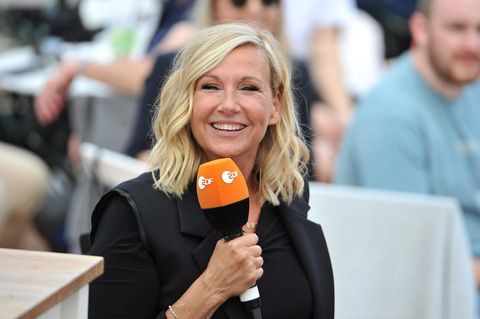 Andrea Kiewel moderiert durch den ZDF-"Fernsehgarten"