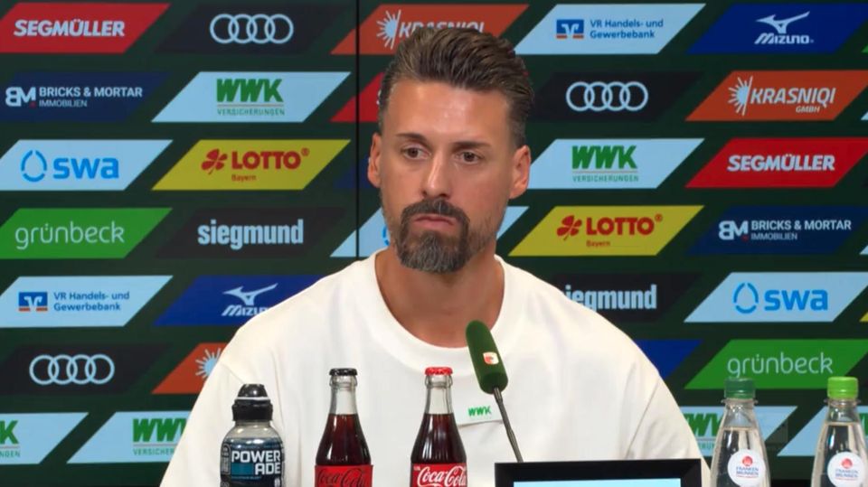 Sandro Wagner FCA-Trainer Wagner übt scharfe Kritik an Bayern-Bank