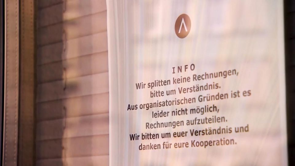 Verbotsschild Italienischer Gastronom verbietet getrennte Rechnungen