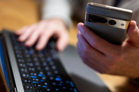 Durch einen Online-Betrug hat eine Frau viel Geld verloren. (Symbolbild) Foto: Monika Skolimowska/dpa