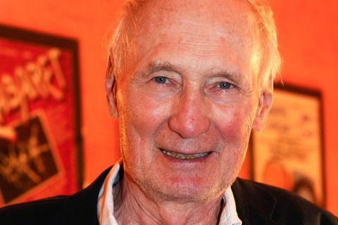 Der Schauspieler Arthur Brauss lächelt in die Kamera