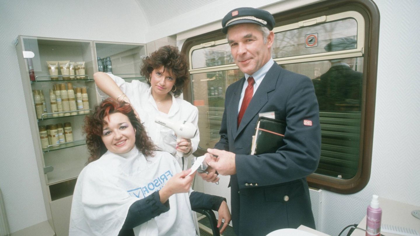 Salonwagen besonderen Art: die rollende Frisierstube in einem Intercity der Deutschen Bundesbahn