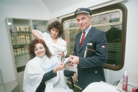 Salonwagen besonderen Art: die rollende Frisierstube in einem Intercity der Deutschen Bundesbahn