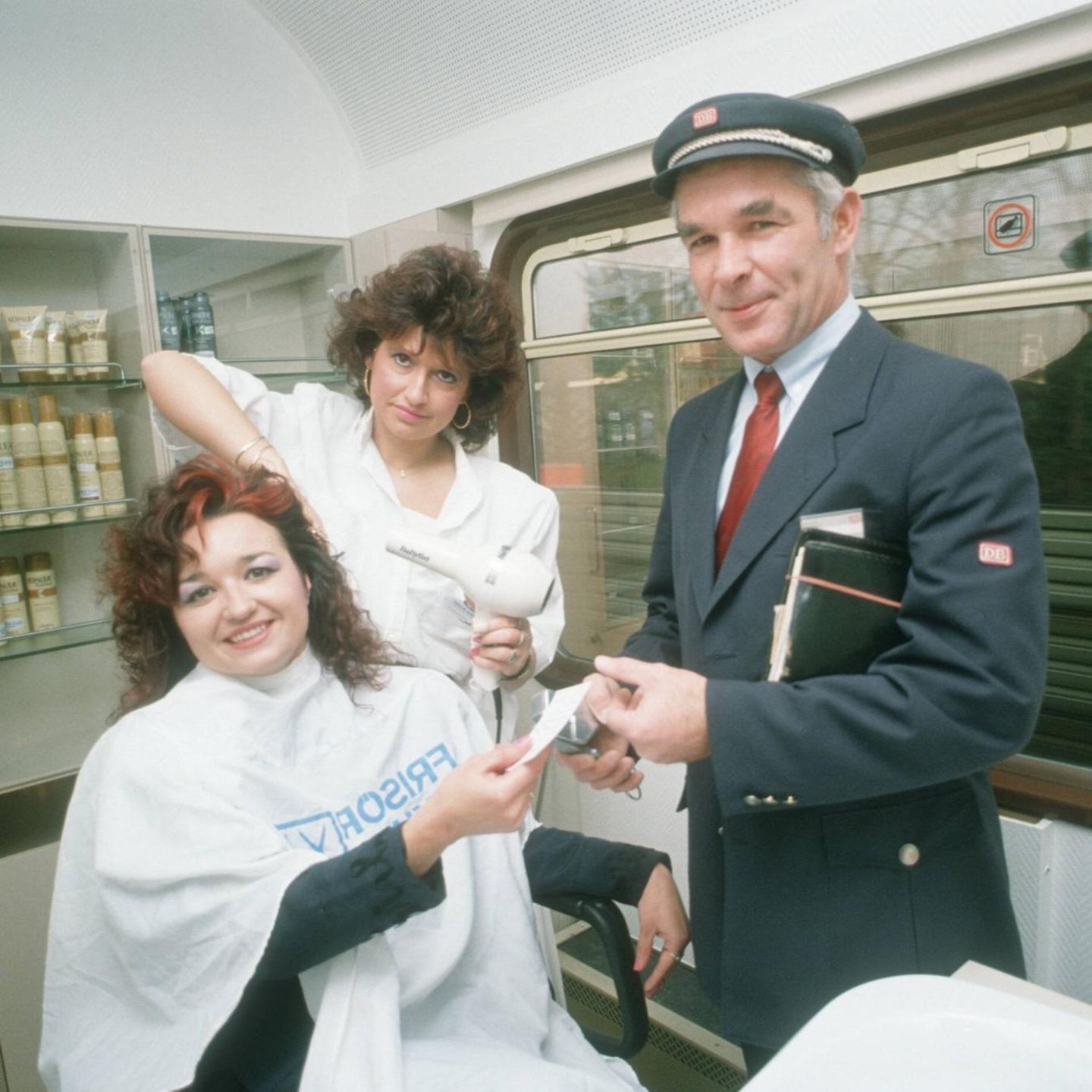 Salonwagen besonderen Art: die rollende Frisierstube in einem Intercity der Deutschen Bundesbahn