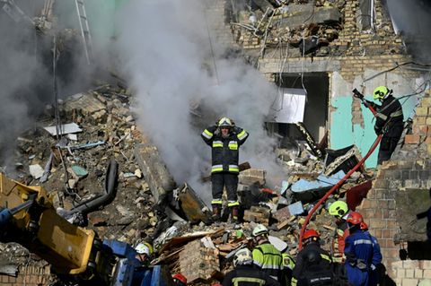 Rettungskräfte in der Ukraine nach russischen Angriffen
