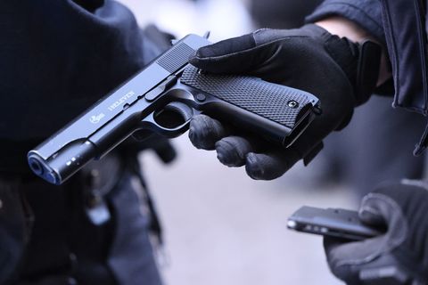 Mit einer Softairwaffe schoss der Mann auf das Nachbargrundstück. (Symbolbild) Foto: David Young/dpa