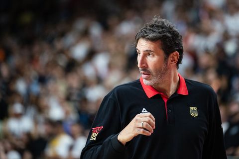 Aus dem Krankenhaus raus: Basketball-Trainer Mumbru. Foto: Marius Becker/dpa