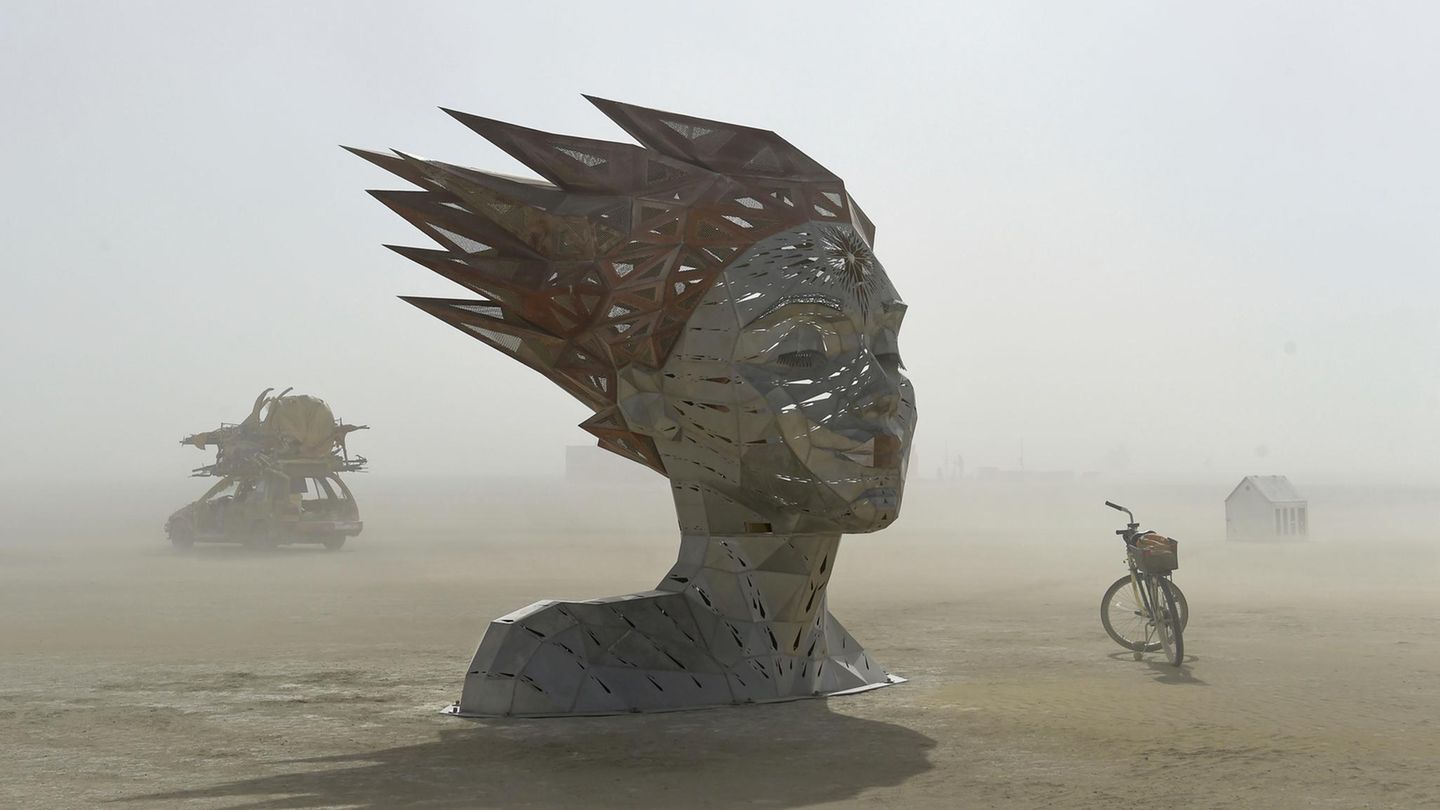 Eine Skulptur steht beim Burning Man Festival in der Wüste von Nevada