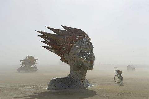 Eine Skulptur steht beim Burning Man Festival in der Wüste von Nevada