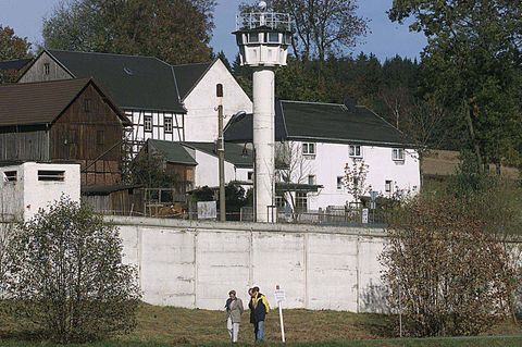 Trotz Wiedervereinigung geteilt: Die alte Mauer von Mödlareuth