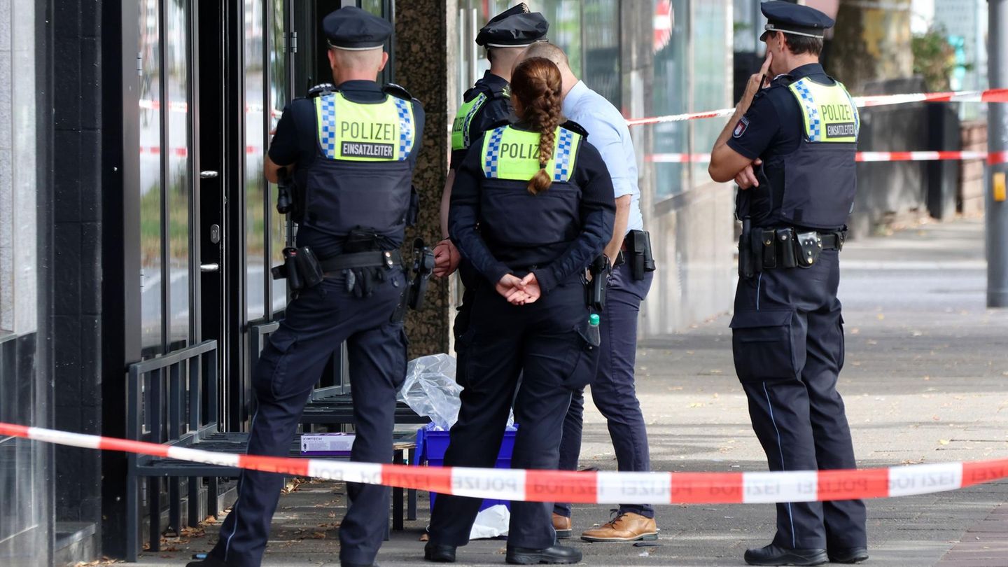 Die Polizei ermittelt nach eigenem Bekunden "mit größtmöglichem Aufwand" nach dem Fund einer Leiche in einer Shisha-Bar