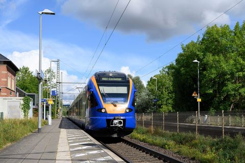 Noch immer ist unklar, warum eine 16-Jährige in Friedland am Bahnsteig starb. Der Bahnhof steht seither im Fokus der Ermittlunge