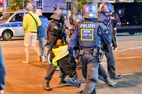 Erst gegen 5 Uhr war der Einsatz beendet. Foto: Henning Kaiser/dpa