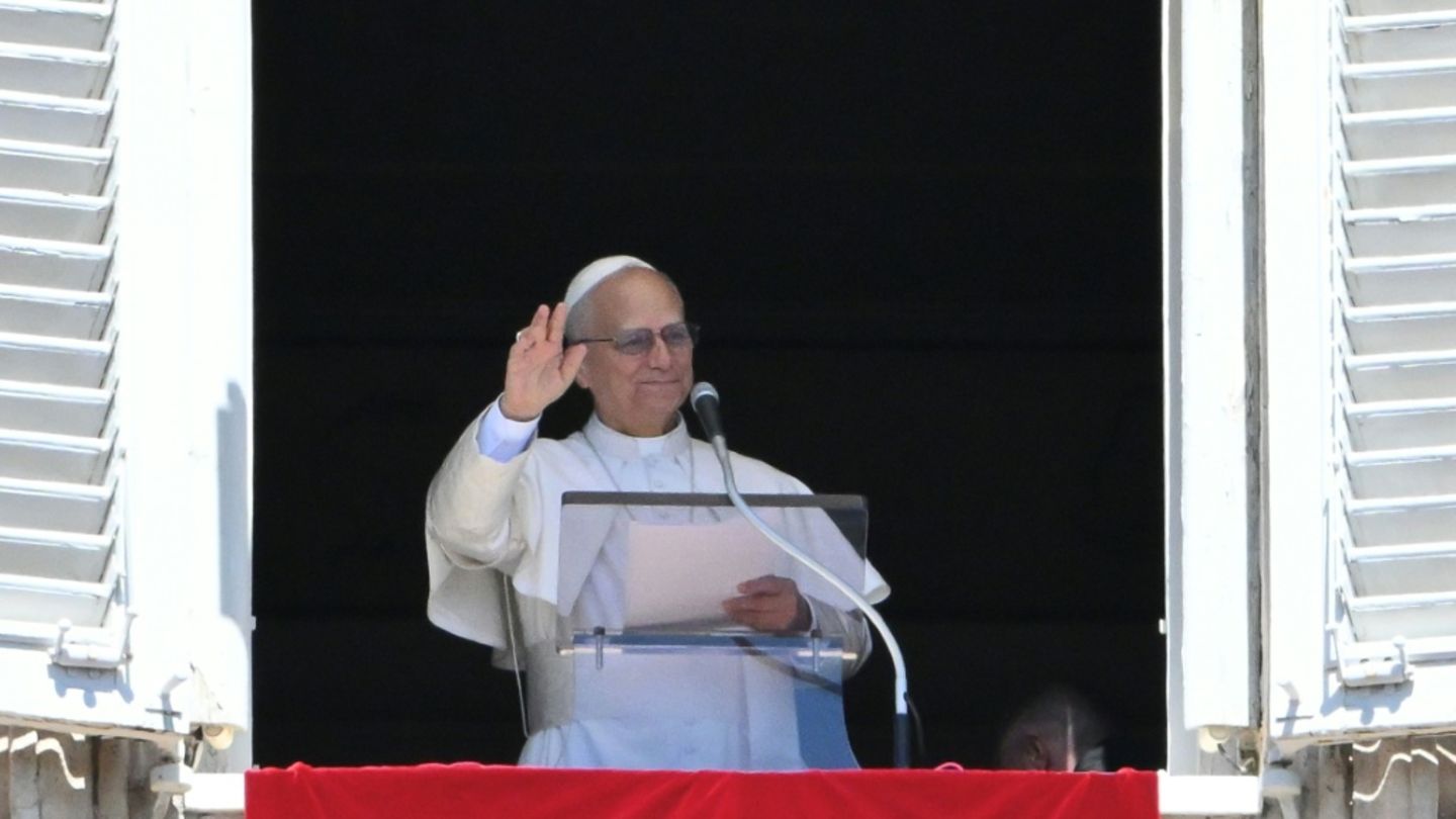 Papst Leo XIV. während seines Gebets am Sonntag