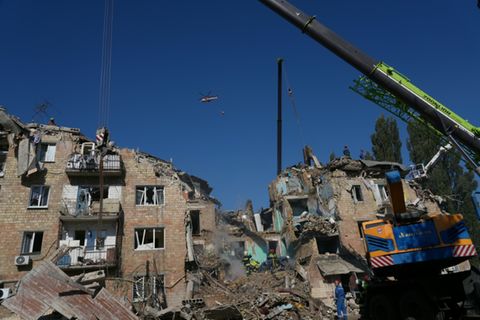 Durch russische Angriffe zerstörtes Wohngebäude in Kiew