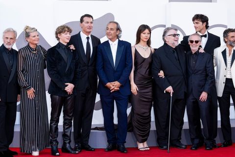 Guillermo del Toro (mit Gehstock) auf dem roten Teppich mit seinen "Frankenstein"-Stars.