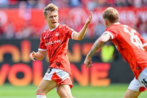 Der 1.. FC kaiserslautern hat einen späten Sieg gegen Darmstadt 98 gefeiert. Foto: Uwe Anspach/dpa