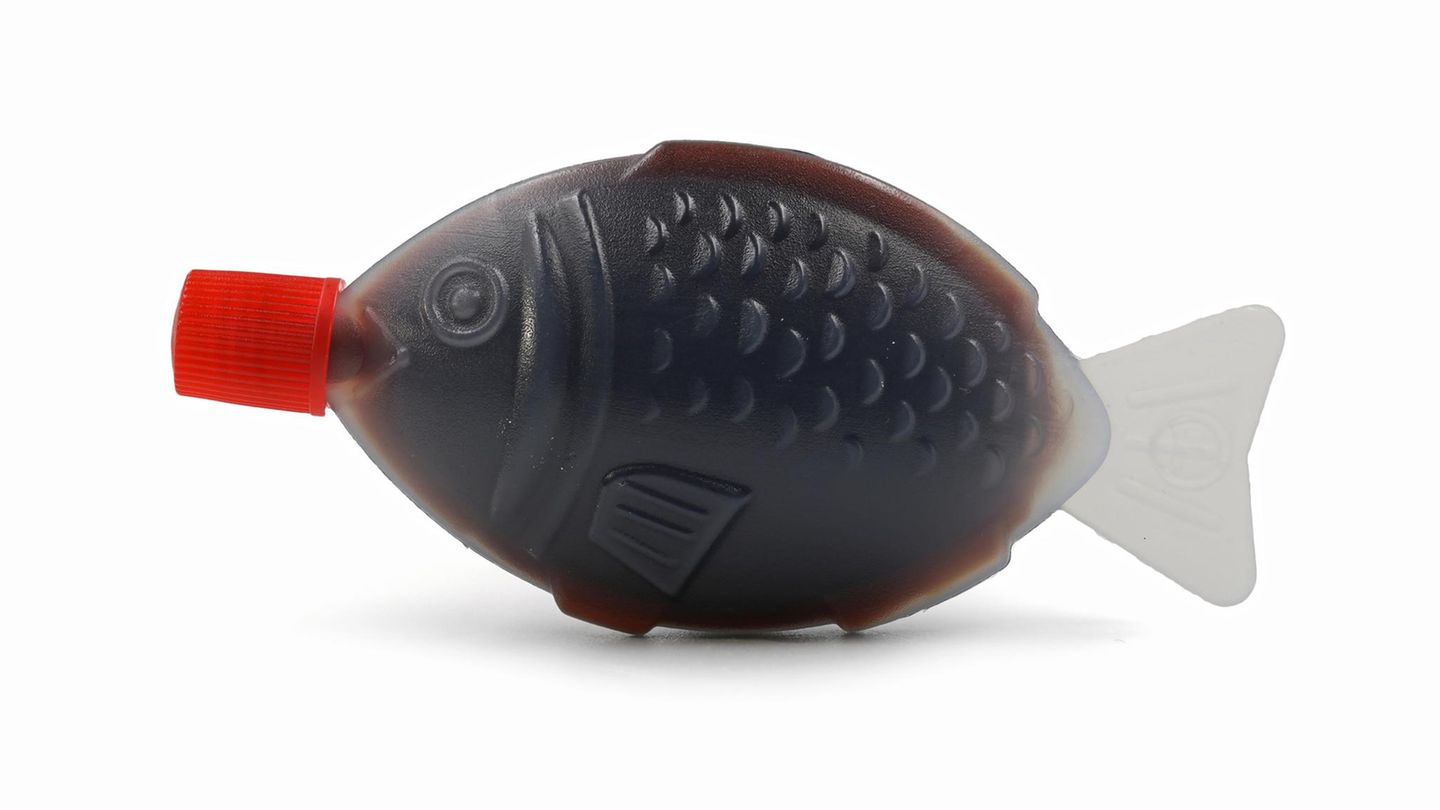 Ein kleiner Plastikfisch, gefüllt mit Sojasoße
