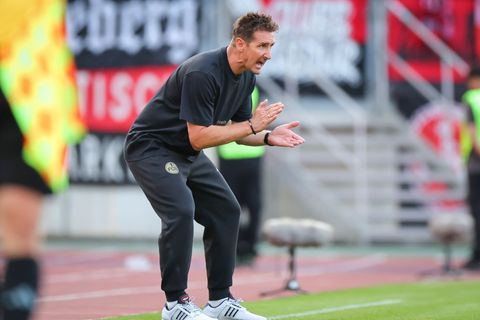 "Am liebsten wäre ich selbst rein": "Club"-Trainer Miroslav Klose konnte vom Seitenrand nur begrenzt eingreifen. Foto: Daniel Ka