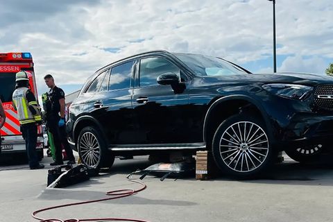 Das schwwarze Mercedes-SUV steht auf dem Parkdeck in Essen, umgeben von Rettungskräften