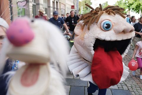 Mit einer Parade hat das Puppentheater seine Saison eingeläutet. Foto: Sebastian Willnow/dpa