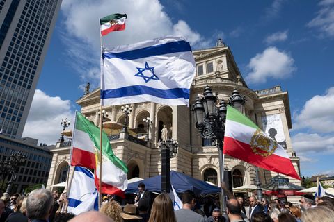 Laut Veranstalter richtete sich die Kundgebung gegen jede Form von Antisemitismus. Foto: Boris Roessler/dpa