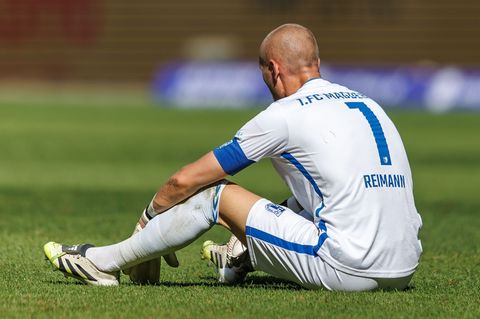 Torwart Dominik Reimann kassierte gleich fünf Gegentore Foto: Andreas Gora/dpa
