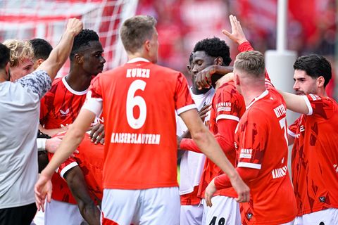 Der 1. FC Kaiserslautern bejubelt einen späten Sieg gegen Darmstadt 98. Foto: Uwe Anspach/dpa