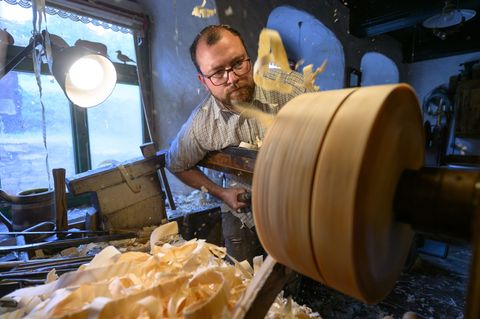 Beim Spielzeugmacherfestival zeigen Handwerker wie Andreas Werner ihr Können. Foto: Hendrik Schmidt/dpa