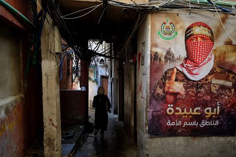 Ein Plakat des Hamas-Sprechers Abu Obeida. (Archivbild) Foto: Marwan Naamani/dpa