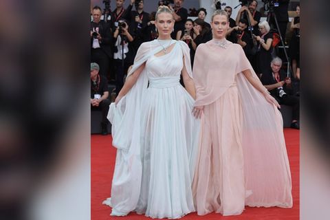 Lady Amelia und Lady Eliza Spencer auf dem roten Teppich in Venedig.