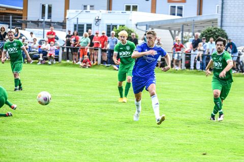 Ex-Bundesliga-Profi Nils Petersen (blaues Trikot) spielt nun in der Kreisliga B. Foto: Jason Tschepljakow/dpa