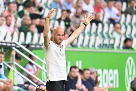 Wolfsburgs Trainer Paul Simonis musste den späten Ausgleich seiner Mannschaft hinnehmen. Foto: Swen Pförtner/dpa