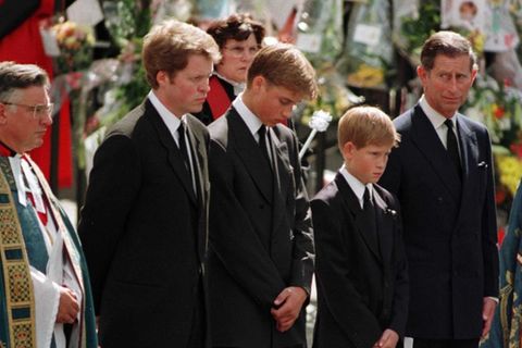 Dianas jüngerer Bruder Charles Spencer, ihre Söhne Prinz William und Prinz Harry sowie der spätere König Charles III. (v.l.n.r