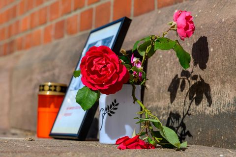 Blumen und Kerzen stehen am Bahnhof von Friedland, wo das 16-jährige Mädchen umkam