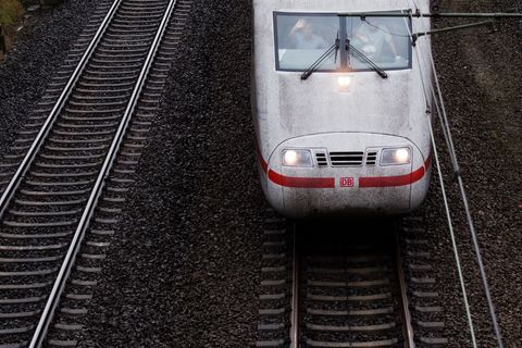 Betroffene beider ICE müssen Geduld mitbringen. (Symbolbild) Foto: Julian Stratenschulte/dpa