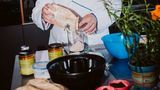 Scheck richtet die sognannten "Laubfröschche" in Formen an. Dafür braucht man möglichst große Spinatblätter, die kurz blanchiert werden. Die Füllung besteht aus 5 in Milch eingeweichten Semmeln, 1 vorab gedünsteten Zwiebel, 8 als Rührei vorbereiteten Eiern. Petersilie, Salz. Diese lockere Fülle wird in die Blätter verpackt und mit Butter bestrichen in einer Pfanne ausgebacken