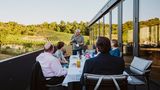 Denis Scheck auf einem Weingut