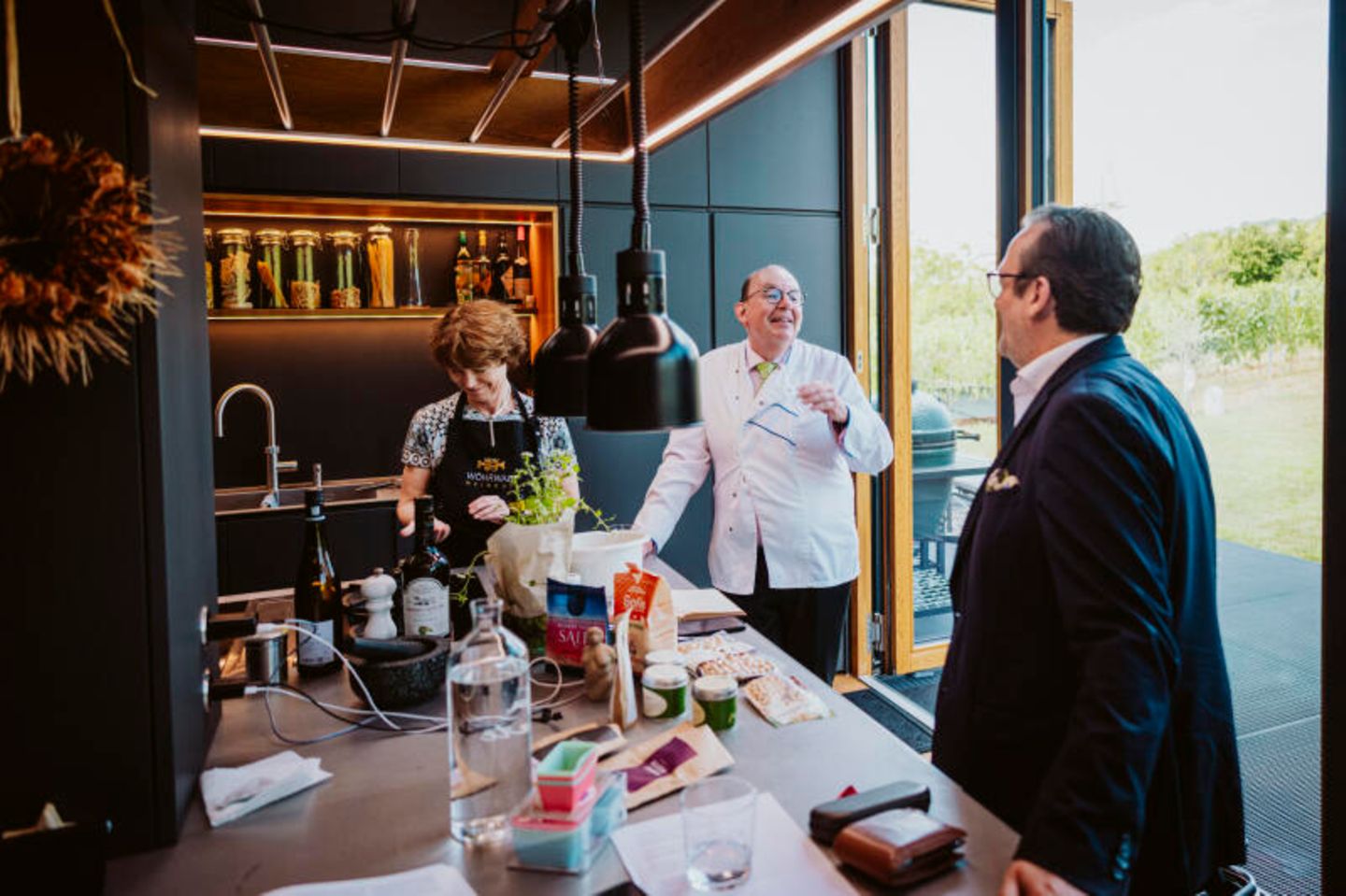 Denis Scheck, Eva Gritzmann und David Baum beim Kochen