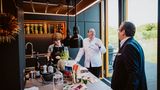 Denis Scheck, Eva Gritzmann und David Baum beim Kochen
