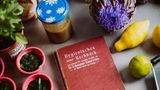 Kafkas Kochbuch auf einem Küchentisch