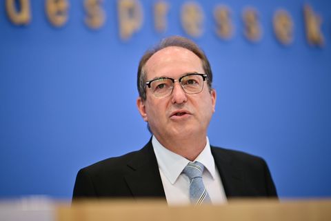 Kurz nach Amtsantritt hatte Dobrindt im Mai die Kontrollen an den deutschen Außengrenzen verstärkt. (Archivbild) Foto: Sebastian