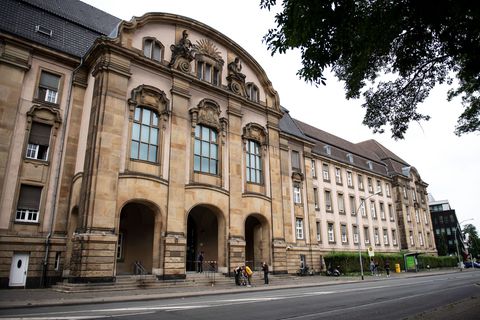 Der Autohändler soll laut Anklage Scheingeschäfte mit nicht existenten Fahrzeugen vorgetäuscht haben. Foto: Marius Becker/dpa