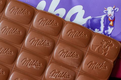 Verbraucherschützer klagen gegen die kleinere Packung von Milka-Schokolade. (Archivbild) Foto: Jan Woitas/dpa