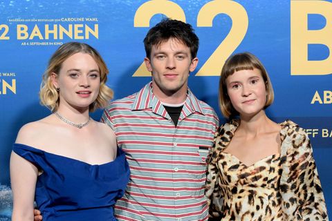 Die Schauspieler Luna Wedler und Jannis Niewöhner mit der Autorin Caroline Wahl (rechts) bei der Premiere des Films "22 Bahnen"