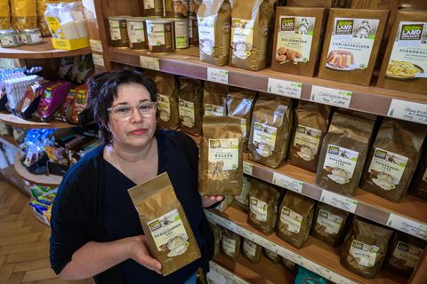 Im Laden der Rolle-Mühle präsentiert Geschäftsführerin Anne Rolle-Baldauf Produkte aus alten Getreidesorten. Foto: Hendrik Schmi