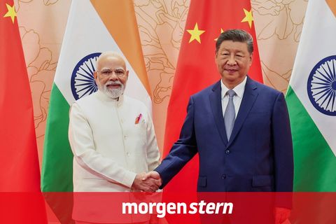 Indiens Premierminister Narendra Modi und Chinas Präsident Xi Jinping geben sich die Hand