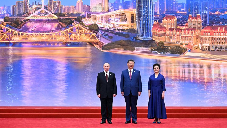 morgen|stern: Putin mit Xi und dessen Frau: Auch der russische Machthaber ist nach Tianjin gereist. Putin bleibt mehrere Tage in China, am Mittwoch ist er Gast bei einer riesigen Militärparade in Peking. Putin mit Xi und dessen Frau: Auch der russische Machthaber ist nach Tianjin gereist. Putin bleibt mehrere Tage in China, am Mittwoch ist er Gast bei einer riesigen Militärparade in Peking.